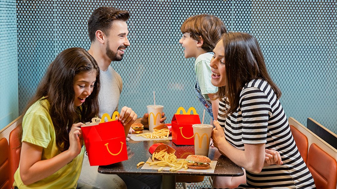 Familia abriendo sus Cajitas Felices en un McDonald's