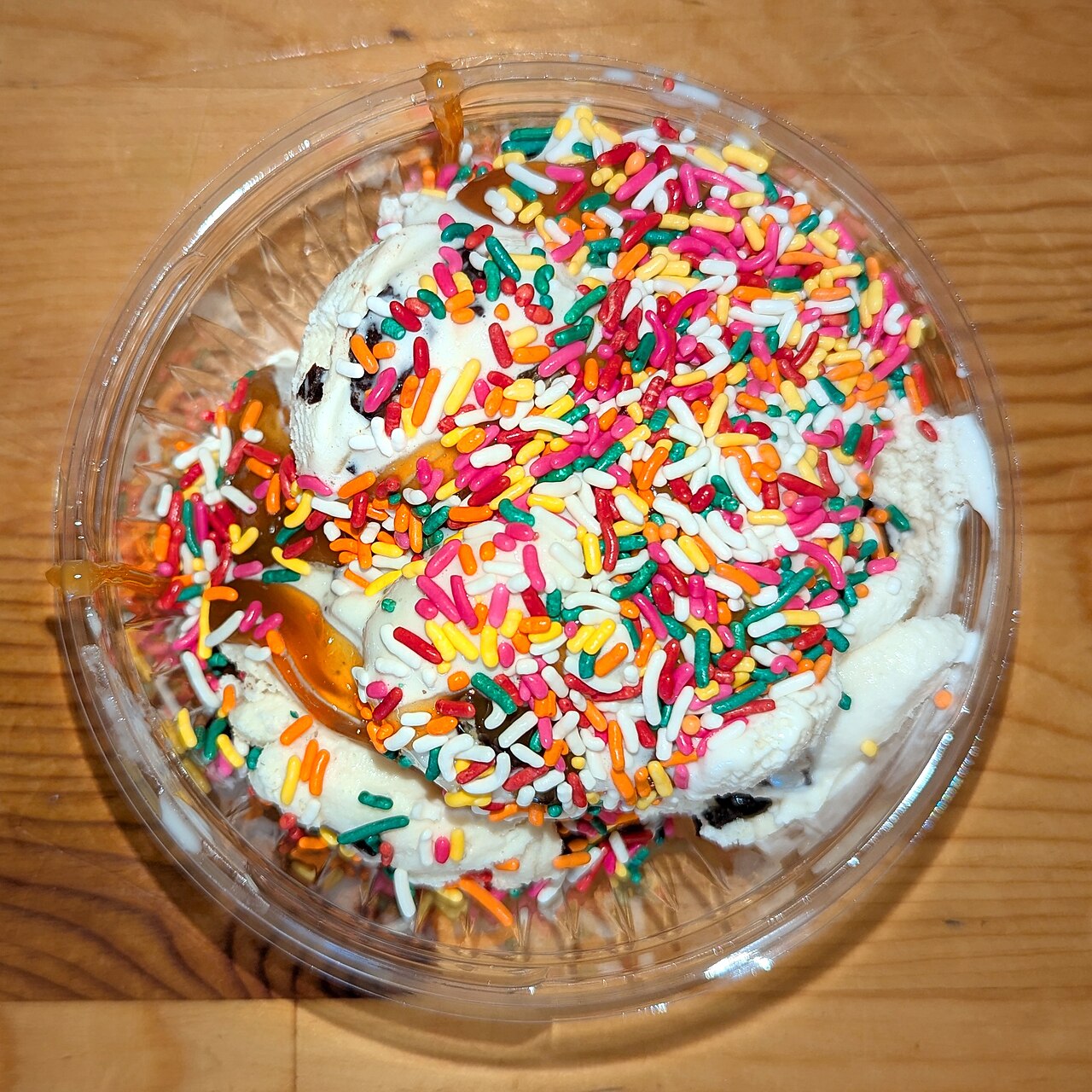 Helado con chispas de colores y caramelo